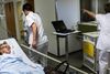 Ruth Nielsen får en seng på gangen på det overfyldte akutmedicinske modtageafsnit på hospitalet i Holstebro.