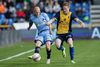 Randers FC's Johnny Thomsen i kamp med Hobro IK's Mads Hvilsom.