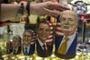 I en butik i Moskva findes en udgave af de klassiske russiske trædukker, matrezka, med de amerikanske præsidenter (fra venstre) George H.W. Bush, Bill Clinton, George W. Bush og Barack Obama samt den kommende præsident Donald Trump. I Moskva ved man ikke helt, hvad man får, når sidstnævnte overtager embedet. Foto: Pavel Golovkin/AP