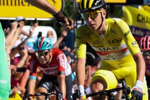 Den danske Tour de France-debutant Andreas Kron har forlænget aftalen med sit hold for yderligere to år.