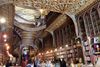 Livraria Lello i Porto fra 1906 er smuk – måske endda for smuk. I hvert fald har indehaverne måttet indføre entrébetaling for at nedbringe antallet af nysgerrige besøgende. Foto: AP/Rolf Haid