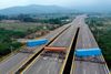 Lastvogne spærrer Tienditas-bro, der forbinder Venezuelas vestlige grænse med nabolandet Colombia. Foto: Edinson Estupinan