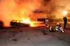 Mindst 80 biler blev sat i brand, og de politiske partier bruger ifølge eksperter brandene til at bekræfte deres egen virkelighedsopfattelse. Foto: Fredrik Sandberg/Reuters