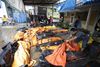 I Carita søger folk efter familiemedlemmer blandt dødsofrene efter tsunamien. Foto: Achmad Ibrahim/AP