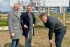 Foreløbigt starter et stort arbejde med at byggemodne grunden, og det kan Peter Vognsen nok ikke klare alene og med håndkraft, men nu er projektet i gang og det lokale entreprenørfirma er klar til at løfte opgaven. Foto: Anne Frank Hneriksen
