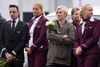 Germanwings-ansatte holder et minuts stilhed for at mindes ofrene for flystyrtet. Flere ansatte er for påvirkede til at gå på arbejde.