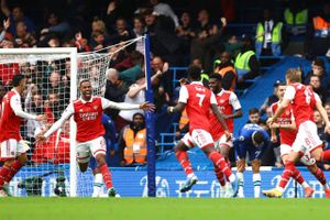 Arsenal er tilbage på førstepladsen i Premier League efter en 1-0-sejr på Stamford Bridge.