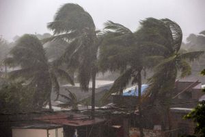 En orkan med vindstyrke på 225 kilometer i timen rammer Nicaraguas caribiske kyst. Oversvømmelser truer.