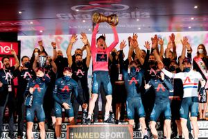 Tao Geoghegan Hart vandt Giro d'Italia 2020, hvor det britiske storhold - nødtvungent - viste en ny side af holdets styrke. Foto: Luca Bettini / AFP)