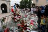 Franskmænd lægger blomster ved mindesmærket for den 86-årige præst Jacques Hamel, der tirsdag i sidste uge blev dræbt af unge terrorister i sin kirke i byen Saint-Etienne-du-Rouvray. Siden da har talmænd fra Frankrigs muslimske samfund udtrykt sympati og medfølelse med det kristne samfund. Foto: Francois Mori/AP