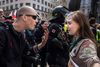 Den unge pige fortæller BBC, at hun ikke var bange i situationen, og at hun mødte op til en moddemonstration 1. maj for at vise sin modstand mod en nynazistisk markering i byen Brno. Foto: Vladimir Cicmanec/AP Photo