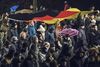 Ifølge politiet var mandagens Pegida-demonstration i Dresden den hidtil største. Ifølge professor Werner Patzelt er kun et lille fåtal af deltagerne egentlige højreradikale. Foto: Jens Meyer/AP