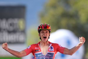 Remco Evenepoel har modbevist både sin og andres tvivl under Vuelta a Espana – senest med en etapesejr torsdag. En holdkammerat og en ekspert roser belgieren, der har overvundet et uhyggeligt uheld og kan sikre sine landsmænd en forløsning efter mere end 40 års ventetid.