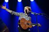 Det var en tilståelsessag, da Ed Sheeran åbnede sin koncert med nummeret ”I'm a Mess”. Musikken er genre-rodet og favner lovlig bredt, men englænderen er en suveræn performer.