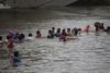 En grupe migranter er ved at krydse Suchiate-floden mellem Guatemala og Mexico. Foto: Moises Castillo/AP
