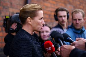 En ny markedsføringskampagne i Rusland fra danske Ecco kritiseres af Mette Frederiksen og Jakob Ellemann.
