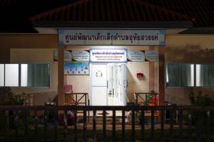 En eksbetjent er ifølge thailandsk politi gået amok i en daginstitution og har dræbt 37 - heraf mange børn. 