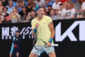 Holger Rune havde ingen problemer med at hente seniorkarrierens første sejr i Australian Open på en dag præget af både vild varme og vilde regnskyl.