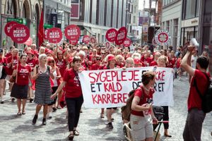 Sygeplejerskerne har strejket to gange, men har intet fået ud af det bortset fra en lønkommission nedsat i 2021, men med den bomstærke danske økonomi bør de aflønnes, så lønnen passer med deres livsvigtige ansvar, mener Hans Jørgen Hansen. Arkivfoto: Christian Lykking 