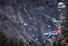 Mødet med det sydfranske bjerg var så voldsomt, at den tyske Airbus 320 fra Germanwings blev pulveriseret, og redningsmandskabet har endnu ikke fundet nogen intakte lig på ulykkesstedet.