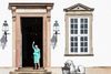 Der var ingen tur på balkonen på Amalienborg, som traditionen ellers foreskriver, men dronning Margrethe kom ud af hoveddøren på Fredensborg Slot og vinkede til de mange, der var mødt op for at ønske tillykke på 80-årsdagen. Foto: Olafur Steinar Gestsson/Scanpix