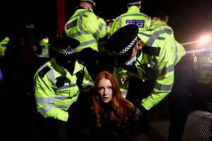 Storbritanniens største politistyrke kan blive splittet op efter at have mistet offentlighedens tillid pga. udpræget kvindehad, racisme og homofobi i styrken, konkluderer en skelsættende rapport. Undercover agenter skal afsløre kolleger. 