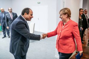 Rekordstort våbensalg til Egypten blev hastet igennem i Angela Merkels sidste dage som kansler. Tyskland har øget våbeneksporten i flere retninger, men vil ikke sælge til Ukraine. 