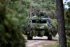 Et armeret finsk køretøj ses her under en fælles svensk-finsk øvelse på Gotland i 2017. Netop på Gotland øger Sverige nu sin militære tilstedeværelse. Foto: Tt News Agency/Reuters