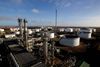 Mangel på raffinaderikapacitet på verdensplan er medvirkende til skyhøje benzin- og dieselpriser. Danmark har to raffinaderier, som begge producerer bl.a. benzin og diesel. Her er det Kalundborg Refinery. Foto: Finn Frandsen