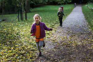 Tag en ny cykelrute i skole og øv dig i at tale baglæns, anbefaler forfatter til ny børnebog om hjernen.