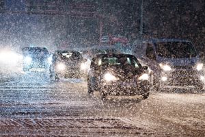 FDM og Banedanmark opfordrer danskerne til at tænke sig ekstra om, når de begiver sig ud i sne og på glatte veje. 