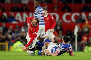 Christian Eriksen blev lørdag tacklet hensynsløst af Reading-angriberen Andy Carroll og udgik med en skade.