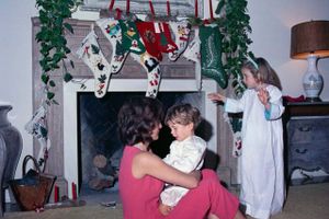 Kennedy-familien havde altid nok at se til i ugerne op til jul – og det var en ubrydelig tradition, at der blev sendt julehilsner. Kennedy skrev sine sidste hilsner få dage før sin brutale død – en af disse hilsner er nu sat til salg.