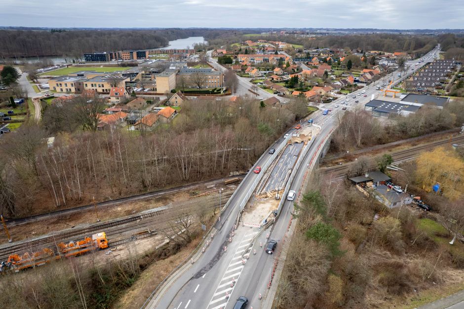 Vejbroen på Vestergade/Silkeborgvej lukkes nu i fem døgn for at færdiggøre langvarigt broprojekt. 