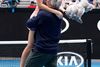 Caroline Wozniacki får et stort kram af sin far efter kampen. Foto: REUTERS/Kim Hong-Ji