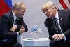 Putin og Trump talte sammen på tomandshånd under et G20-møde i Hamborg i juli sidste år. Foto: AP/Evan Vucci