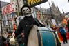 Mens politikerne talte i München, slog demonstranter på tromme for fred i Syrien. Foto: Matthias Schrader/AP