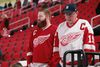 I 25 sæsoner har Detroit Red Wings kunnet byde på slutspilshockey. Men den stime er i fare for at blive brudt i år, så fansene er lidt mismodige. Foto. Karl B DeBlaker/AP