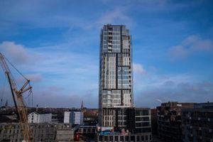 Københavns Politi indstiller nu efterforskningen af dokumentfalsk og bedrageri i forbindelse med det skandaleramte Njals Tårn på Amager, som den Viborg-baserede ejendomsgigant Bach Gruppen står bag. 