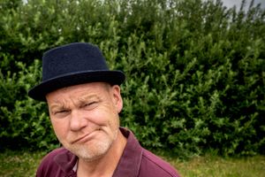 Komikeren Andreas Bo Pedersen optager altid sine shows på Fyn. For fynboer griner mere højlydt, og han har et blødt punkt for deres humor, hvor »man skiller ærterne fra, så vi kommer direkte til bøffen«. 