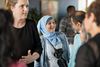 Sana Atris fik i sidste uge overrakt et diplom for sit engagement i dialogkorpset. Her ses hun sammen med integrationsminister Karen Hækkerup (S). Foto: Lars Krabbe