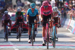 Tre store bjergetaper og en bjergenkeltstart skal rytterne i Giro d'Italia igennem i løbets sidste uge.