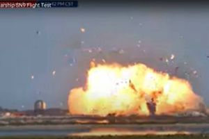 Prøveaffyring af ny type raket fra SpaceX gik fint frem til landing, hvor raketten eksploderede. 