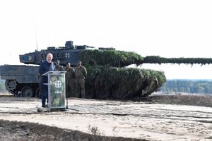 Et medlem af den tyske regeringskoalition har tirsdag aften bekræftet, at Tyskland har besluttet at sende Leopard-kampvogne til Ukraine og at lade andre lande gøre det samme.