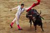 Tyrefægtning er under hårdt pres af økonomi og generel modstand i Spanien. Her ses en kamp under San Fermin- festivallen i Pamplona. Arkivfoto: Andres Kudacki/AP