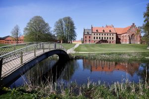 Når børn og unge mobber hinanden, som det beskrives i TV 2-dokumentaren om Herlufsholm Kostskole, handler det i høj grad om et almenmenneskeligt behov for at være en del af en gruppe – og angsten for at blive smidt ud af vores gruppe. Spørgsmålet er, om vi alle sammen kunne blive den, der mobber?