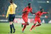 Paul Onuachu og Pione Sisto jubler, efter at førstnævnte har scoret til 2-1 mod Manchester United.