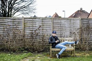 Silas Holst har holdt 300 foredrag om 11 års ydmygende og isolerende mobning, og han »brækker sig stadig af skræk« over at skulle stille sig op.