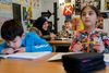 Skoleleder på den muslimske friskole Ros Privatskole Zeynep Güzel på besøg i børnehaveklassen, hvor eleverne har travlt med matematik for begyndere. Den jurauddannede skoleleder har selv kurdisk-tyrkiske rødder, men er født og opvokset i Danmark. Foto: Stine Bidstrup