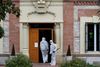 Mange plejehjem i Spanien har været hårdt ramt af smitte. Her er et plehjem i Madrid ved at skulle desinficeres. Foto: REUTERS/Susana Vera